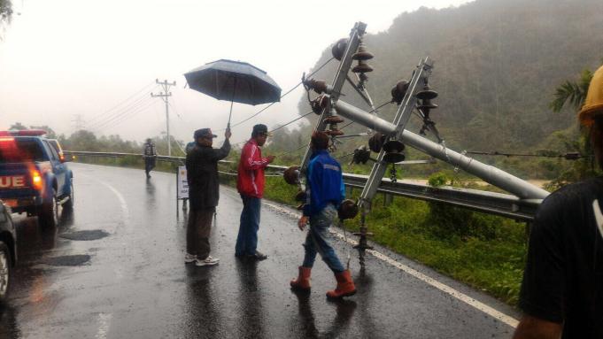 tiang listrik PLN roboh tiang listrik PLN roboh