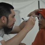 Salah satu dokter spesialis mata memeriksa salah seorang warga Rusun Marunda, Jakarta Utara, di acara Baksos Akbar OK CARE Anies Sandi yang digelar di 100 titik se-DKI Jakarta, di Rusun Marunda RW 010, Jakarta Utara, Minggu (9/4/2017). Program ini kerjasama antara Jakarta Fly (Jakarta Forum Lembaga dan Yayasan) dan Komunitas Medis Peduli (KMP). AKTUAL/HO