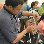 Salah seorang warga sedang diperiksa mulut dan giginya oleh dokter spesialis gigi di acara Baksos Akbar OK CARE Anies Sandi yang digelar di 100 titik se-DKI Jakarta, di Rusun Marunda RW 010, Jakarta Utara, Minggu (9/4/2017). Program ini kerjasama antara Jakarta Fly (Jakarta Forum Lembaga dan Yayasan) dan Komunitas Medis Peduli (KMP). AKTUAL/HO