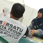 Salah seorang warga Rusun Marunda, Jakarta Utara, terlihat sedang melakukan pemeriksaan tekanan darah oleh petugas kesehatan, di acara Baksos Akbar OK CARE Anies Sandi yang digelar di 100 titik se-DKI Jakarta, di Rusun Marunda RW 010, Jakarta Utara, Minggu (9/4/2017). Program ini kerjasama antara Jakarta Fly (Jakarta Forum Lembaga dan Yayasan) dan Komunitas Medis Peduli (KMP). AKTUAL/HO