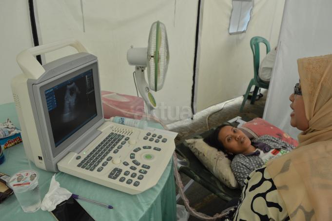 Suasana pemeriksaan di kamar Obgyn USG, salah satu layanan spesialis kandungan di acara Baksos Akbar OK CARE Anies Sandi yang digelar di 100 titik se-DKI Jakarta, di Rusun Marunda RW 010, Jakarta Utara, Minggu (9/4/2017). Program ini kerjasama antara Jakarta Fly (Jakarta Forum Lembaga dan Yayasan) dan Komunitas Medis Peduli (KMP). AKTUAL/HO