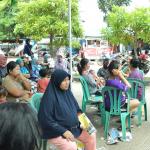 Salah seorang dokter psikolog, memberikan penyuluhan tentang kejiwaan di hadapan masyarakat peserta program Baksos Akbar OK CARE Anies Sandi yang digelar di 100 titik se-DKI Jakarta, di Rusun Marunda RW 010, Jakarta Utara, Minggu (9/4/2017). Program ini kerjasama antara Jakarta Fly (Jakarta Forum Lembaga dan Yayasan) dan Komunitas Medis Peduli (KMP). AKTUAL/HO