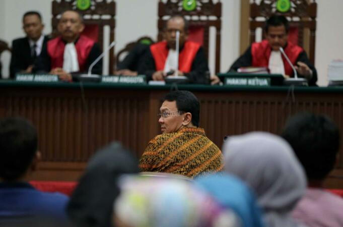 Terdakwa kasus dugaan penodaan agama, Basuki Tjahaja Purnama atau Ahok mengikuti sidang di Pengadilan Negeri Jakarta Utara di Auditorium Kementerian Pertanian, Jakarta Selatan, Selasa (25/4/2017). Sidang kali ini dengan Basuki Tjahaja Purnama membacakan pledoi atau pembelaannya. POOL/KOMPAS IMAGES/KRISTIANTO PURNOMO