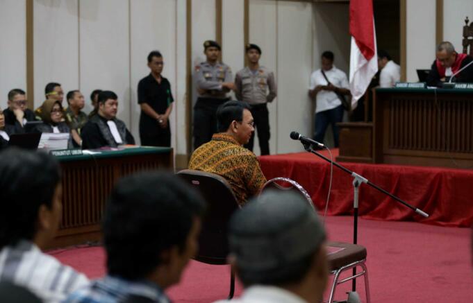 Terdakwa kasus dugaan penodaan agama, Basuki Tjahaja Purnama atau Ahok mengikuti sidang di Pengadilan Negeri Jakarta Utara di Auditorium Kementerian Pertanian, Jakarta Selatan, Selasa (25/4/2017). Sidang kali ini dengan Basuki Tjahaja Purnama membacakan pledoi atau pembelaannya. POOL/KOMPAS IMAGES/KRISTIANTO PURNOMO