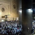 Ratusan umat Islam dan peserta Tamasya Al Maidah melakukan salat Magrib dan Isya berjamaah sebagai tanda sujud syukur merayakan kemenangan pasangan Anies-Sandi di Masjid Istiqlal, Jakarta, Rabu (19/4) malam. Tasyakkur menyambut Gubernur dan Wakil Gubernur DKI Jakarta baru ini juga dihadiri Imam Besar Front Pembela Islam (FPI), Habib Rizieq Shihab, Ketua Umum Partai Gerindra Prabowo Subianto, Presiden PArtai Keadilan Sejahtera dan tokoh partai pendukung pasangan nomor tiga. AKTUAL/Tri