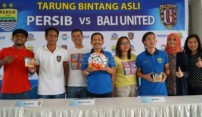 Dari kiri ke kanan, Pesepak bola Bali United Yabes Maulani, Asisten Pelatih Bali United I Made Pasek Wijaya, Senior Brand Manager Pop Mie PT ICBP Sukses Makmur Tbk Vemri Venaldi Junaidi, Pelatih Persib Jajang Nurjaman, Consumer Engagement Manager Corporate Marketing PT Indofood Sukses Makmur Tbk Irma Prianti, Pesepakbola Persib Kim Kurniawan, Head of PR Corp Communication PT Indofood Sukses Makmur Tbk Nurulita Novi Arlaida serta Government Relation Corporate Communication Sandra Yuanita saat hadir dalam peluncuran produk baru Pop Mie Meaty dan jumpa pers gelaran pertandingan persahabatan dua klub sepak bola nasional yakni Persib dan Bali United di Graha Persib, Jalan Sulanjana Kota Bandung, Jawa Barat Jumat (7/4). Pertandingan uji coba ini bertajuk "Tarung Bintang Asli" dengan sponsor Pop Mie ini sebagai ajang pemanasan jelang digelarnya Gojek Traveloka Liga I 2017 pada 15 April. AKTUAL/Eko S Hilman