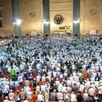 Ratusan umat Islam dan peserta Tamasya Al Maidah melakukan salat Magrib dan Isya berjamaah sebagai tanda sujud syukur merayakan kemenangan pasangan Anies-Sandi di Masjid Istiqlal, Jakarta, Rabu (19/4) malam. Tasyakkur menyambut Gubernur dan Wakil Gubernur DKI Jakarta baru ini juga dihadiri Imam Besar Front Pembela Islam (FPI), Habib Rizieq Shihab, Ketua Umum Partai Gerindra Prabowo Subianto, Presiden PArtai Keadilan Sejahtera dan tokoh partai pendukung pasangan nomor tiga. AKTUAL/Tri