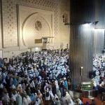 Ratusan umat Islam dan peserta Tamasya Al Maidah melakukan salat Magrib dan Isya berjamaah sebagai tanda sujud syukur merayakan kemenangan pasangan Anies-Sandi di Masjid Istiqlal, Jakarta, Rabu (19/4) malam. Tasyakkur menyambut Gubernur dan Wakil Gubernur DKI Jakarta baru ini juga dihadiri Imam Besar Front Pembela Islam (FPI), Habib Rizieq Shihab, Ketua Umum Partai Gerindra Prabowo Subianto, Presiden PArtai Keadilan Sejahtera dan tokoh partai pendukung pasangan nomor tiga. AKTUAL/Tri