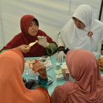 Suasana pengecekan Asam Urat, Gula Darah dan Kolesterol, pada Program Baksos Akbar OK CARE Anies Sandi yang digelar di 100 titik se-DKI Jakarta diminati 90 Ribu Warga Jakarta, salah satunya terlihat di salah satu dari 3 titik besar yang dilengkapi dengan 13 dokter spesialis, juga ada 33 titik dilengkapi dengan spesialis kebidanan di Rusun Marunda RW 010, Jakarta Utara, Minggu (9/4/2017). Program ini kerjasama antara Jakarta Fly (Jakarta Forum Lembaga dan Yayasan) dan Komunitas Medis Peduli (KMP). AKTUAL/HO