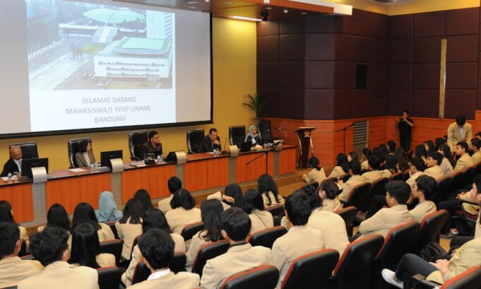 Anggota Komisi I DPR RI Andreas Hugo Pareira & Humas Setjen DPR RI menerima kunjungan Mahasiswa FISIP UNPAR. [Aktual/Adv]