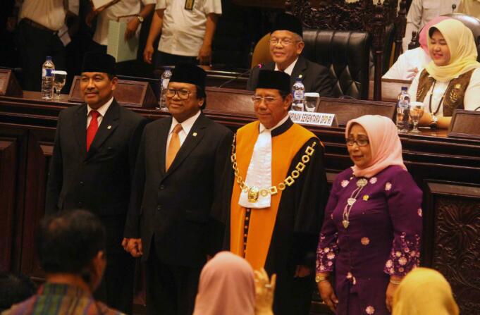 Ketua DPD terpilih Oesman Sapta Odang (kedua kiri) bersama Wakil Ketua I Nono Sampono (kiri) dan Wakil Ketua II Darmayanti (ketiga kiri) diambil sumpah jabatan oleh Wakil Ketua MA Bidang Yudisial M. Syarifuddin (kanan) saat pelantikan Ketua DPD pada Rapat Paripurna DPD di kompleks Parlemen, Jakarta, Selasa (4/4). Oesman Sapta menjadi Ketua DPD menggantikan Mohammad Saleh. AKTUAL/Tino Oktaviano