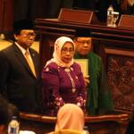 Ketua DPD terpilih Oesman Sapta Odang (kedua kiri) bersama Wakil Ketua I Nono Sampono (kiri) dan Wakil Ketua II Darmayanti (ketiga kiri) diambil sumpah jabatan oleh Wakil Ketua MA Bidang Yudisial M. Syarifuddin (kanan) saat pelantikan Ketua DPD pada Rapat Paripurna DPD di kompleks Parlemen, Jakarta, Selasa (4/4). Oesman Sapta menjadi Ketua DPD menggantikan Mohammad Saleh. AKTUAL/Tino Oktaviano