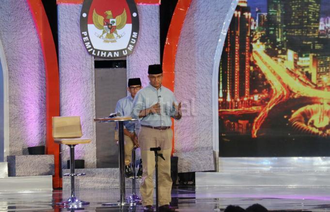 Calon Gubernur dan Wakil Gubernur DKI Jakarta Basuki Tjahaja Purnama-Djarot Saiful Hidayat (kiri-kedua kiri) dan Anies Baswedan-Sandiaga Uno (kedua kanan-kanan) mengikuti debat publik Pilkada DKI Jakarta putaran kedua di Jakarta, Rabu (12/4/2017). Tema debat terakhir Pilgub DKI Jakarta adalah 'Dari Masyarakat Jakarta untuk Jakarta'. AKTUAL/Munzir