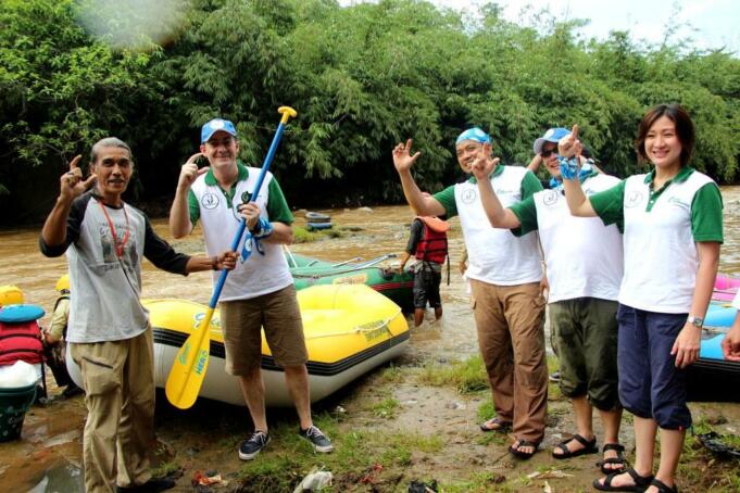 Presiden Direktur PT Hero Supermarket Tbk Stephane Deutsch (Kedua dari Kiri) didampingi Direktur Supply Chain Heru Pribadi (ke-2 dari kanan), Senior General Manager CSR & Corporate Communication Natalia Lusnita (kanan), dan Ketua Umum Serikat Pekerja HERO Group Jakwan (ke-3 dari kanan) secara simbolis melakukan pemberian unit perahu karet kepada Ketua Komunitas Ciliwung Depok Taufik D Soleh (kiri) pada acara Launching Program Ciliwung HERO di Dermaga Kota Kembang, Grand Depok City, Depok. Pada acara ini, HERO Group bersama dengan Komunitas Ciliwung Depok juga melakukan aksi membersihkan sampah di aliran Sungai Ciliwung Depok dan memberikan alat biopori, Perahu karet, serta melakukan penyebaran lebih dari 5000 bibit ikan khas Ciliwung. Program ini bertujuan untuk memberikan edukasi kepada masyarakat sekitar dan pelestarian lingkungan Sungai Ciliwung yang dikemas dalam serangkaian aktivitas menarik, diantaranya adalah: RT Ramah Air, Kelas Alam, Pelatihan Ciliwung, serta beberapa kegiatan lainnya