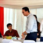 Calon Gubernur DKI Jakarta nomor urut dua Basuki Tjahaja Purnama atau Ahok (kiri) bersama istri, Veronica Tan (tengah) dan anak, Nicholas Sean Purnama (kanan) melakukan pencoblosan di TPS 54 kawasan Pantai Mutiara, Pluit, Jakarta, Rabu (19/4/2017). Basuki Tjahaja Purnama hadir bersama istri dan anaknya ke TPS untuk menggunakan hak pilih pada Pemilihan Gubernur DKI Jakarta putaran kedua. AKTUAL/Munzir