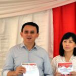 Calon Gubernur DKI Jakarta nomor urut dua Basuki Tjahaja Purnama atau Ahok (kiri) bersama istri, Veronica Tan (tengah) dan anak, Nicholas Sean Purnama (kanan) melakukan pencoblosan di TPS 54 kawasan Pantai Mutiara, Pluit, Jakarta, Rabu (19/4/2017). Basuki Tjahaja Purnama hadir bersama istri dan anaknya ke TPS untuk menggunakan hak pilih pada Pemilihan Gubernur DKI Jakarta putaran kedua. AKTUAL/Munzir