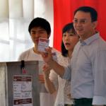 Calon Gubernur DKI Jakarta nomor urut dua Basuki Tjahaja Purnama atau Ahok (kiri) bersama istri, Veronica Tan (tengah) dan anak, Nicholas Sean Purnama (kanan) melakukan pencoblosan di TPS 54 kawasan Pantai Mutiara, Pluit, Jakarta, Rabu (19/4/2017). Basuki Tjahaja Purnama hadir bersama istri dan anaknya ke TPS untuk menggunakan hak pilih pada Pemilihan Gubernur DKI Jakarta putaran kedua. AKTUAL/Munzir