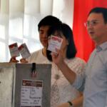 Calon Gubernur DKI Jakarta nomor urut dua Basuki Tjahaja Purnama atau Ahok (kiri) bersama istri, Veronica Tan (tengah) dan anak, Nicholas Sean Purnama (kanan) melakukan pencoblosan di TPS 54 kawasan Pantai Mutiara, Pluit, Jakarta, Rabu (19/4/2017). Basuki Tjahaja Purnama hadir bersama istri dan anaknya ke TPS untuk menggunakan hak pilih pada Pemilihan Gubernur DKI Jakarta putaran kedua. AKTUAL/Munzir