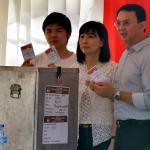 Calon Gubernur DKI Jakarta nomor urut dua Basuki Tjahaja Purnama atau Ahok (kiri) bersama istri, Veronica Tan (tengah) dan anak, Nicholas Sean Purnama (kanan) melakukan pencoblosan di TPS 54 kawasan Pantai Mutiara, Pluit, Jakarta, Rabu (19/4/2017). Basuki Tjahaja Purnama hadir bersama istri dan anaknya ke TPS untuk menggunakan hak pilih pada Pemilihan Gubernur DKI Jakarta putaran kedua. AKTUAL/Munzir