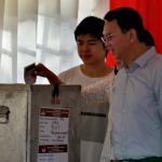 Calon Gubernur DKI Jakarta nomor urut dua Basuki Tjahaja Purnama atau Ahok (kiri) bersama istri, Veronica Tan (tengah) dan anak, Nicholas Sean Purnama (kanan) melakukan pencoblosan di TPS 54 kawasan Pantai Mutiara, Pluit, Jakarta, Rabu (19/4/2017). Basuki Tjahaja Purnama hadir bersama istri dan anaknya ke TPS untuk menggunakan hak pilih pada Pemilihan Gubernur DKI Jakarta putaran kedua. AKTUAL/Munzir