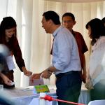 Calon Gubernur DKI Jakarta nomor urut dua Basuki Tjahaja Purnama atau Ahok (kiri) bersama istri, Veronica Tan (tengah) dan anak, Nicholas Sean Purnama (kanan) melakukan pencoblosan di TPS 54 kawasan Pantai Mutiara, Pluit, Jakarta, Rabu (19/4/2017). Basuki Tjahaja Purnama hadir bersama istri dan anaknya ke TPS untuk menggunakan hak pilih pada Pemilihan Gubernur DKI Jakarta putaran kedua. AKTUAL/Munzir