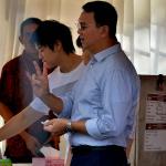 Calon Gubernur DKI Jakarta nomor urut dua Basuki Tjahaja Purnama atau Ahok (kiri) bersama istri, Veronica Tan (tengah) dan anak, Nicholas Sean Purnama (kanan) melakukan pencoblosan di TPS 54 kawasan Pantai Mutiara, Pluit, Jakarta, Rabu (19/4/2017). Basuki Tjahaja Purnama hadir bersama istri dan anaknya ke TPS untuk menggunakan hak pilih pada Pemilihan Gubernur DKI Jakarta putaran kedua. AKTUAL/Munzir