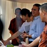 Calon Gubernur DKI Jakarta nomor urut dua Basuki Tjahaja Purnama atau Ahok (kiri) bersama istri, Veronica Tan (tengah) dan anak, Nicholas Sean Purnama (kanan) melakukan pencoblosan di TPS 54 kawasan Pantai Mutiara, Pluit, Jakarta, Rabu (19/4/2017). Basuki Tjahaja Purnama hadir bersama istri dan anaknya ke TPS untuk menggunakan hak pilih pada Pemilihan Gubernur DKI Jakarta putaran kedua. AKTUAL/Munzir