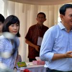 Calon Gubernur DKI Jakarta nomor urut dua Basuki Tjahaja Purnama atau Ahok (kiri) bersama istri, Veronica Tan (tengah) dan anak, Nicholas Sean Purnama (kanan) melakukan pencoblosan di TPS 54 kawasan Pantai Mutiara, Pluit, Jakarta, Rabu (19/4/2017). Basuki Tjahaja Purnama hadir bersama istri dan anaknya ke TPS untuk menggunakan hak pilih pada Pemilihan Gubernur DKI Jakarta putaran kedua. AKTUAL/Munzir