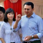 Calon Gubernur DKI Jakarta nomor urut dua Basuki Tjahaja Purnama atau Ahok (kiri) bersama istri, Veronica Tan (tengah) dan anak, Nicholas Sean Purnama (kanan) melakukan pencoblosan di TPS 54 kawasan Pantai Mutiara, Pluit, Jakarta, Rabu (19/4/2017). Basuki Tjahaja Purnama hadir bersama istri dan anaknya ke TPS untuk menggunakan hak pilih pada Pemilihan Gubernur DKI Jakarta putaran kedua. AKTUAL/Munzir