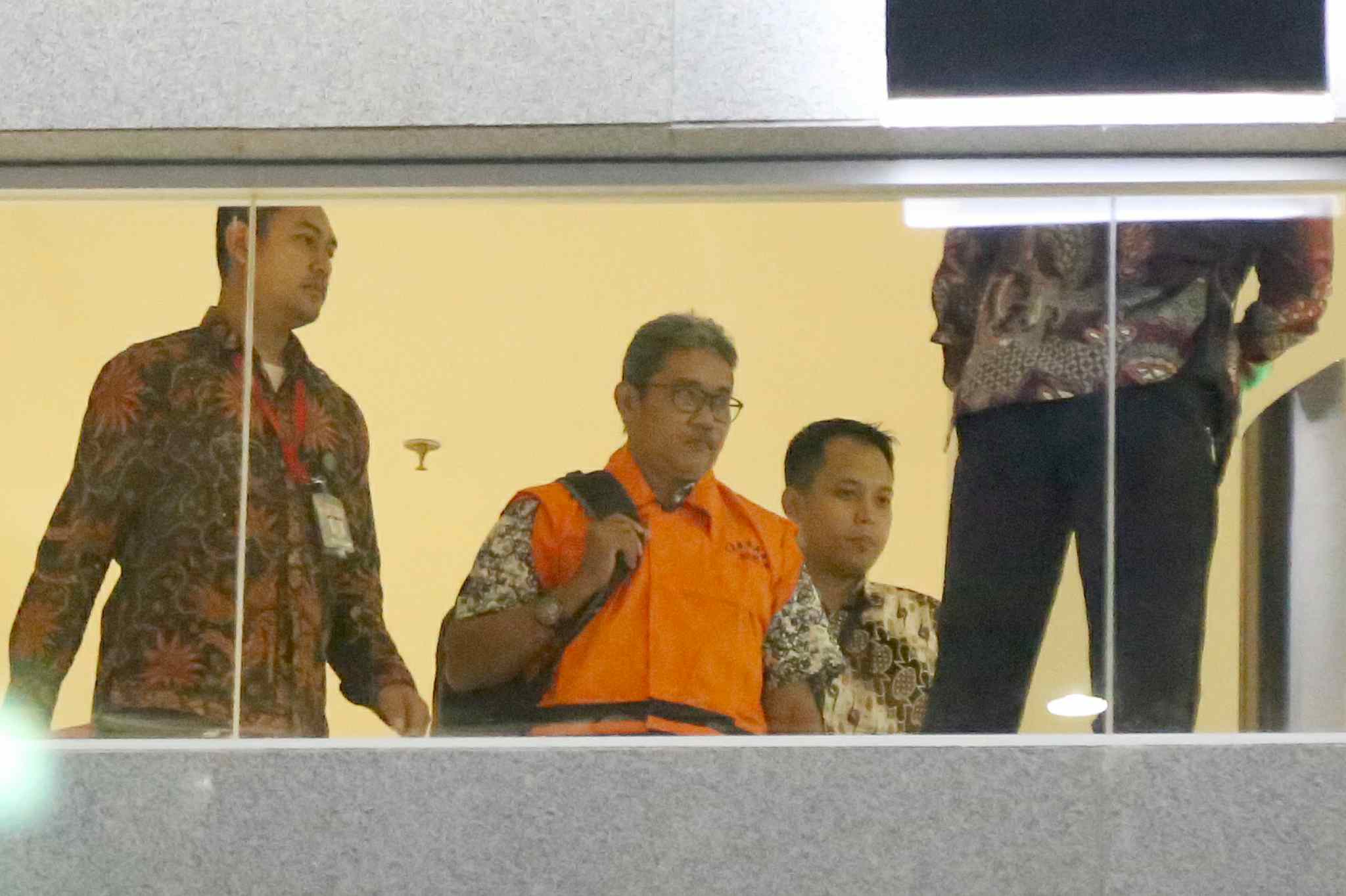 Perantara Suap Kasus Operasi Tangkap Tangan Agus Nugroho keluar menggunakan rompi oranye Komisi Pemberantasan Korupsi (KPK) resmi ditahan usai diperiksa di gedung KPK, Jakarta, Jumat (31/3) malam. Agus diduga sebagai perantara suap untuk Dirut PT PAL M. Firmansyah Arifin. Agus ditahan di rutan Polres Jakarta Timur. AKTUAL/Tino Oktaviano