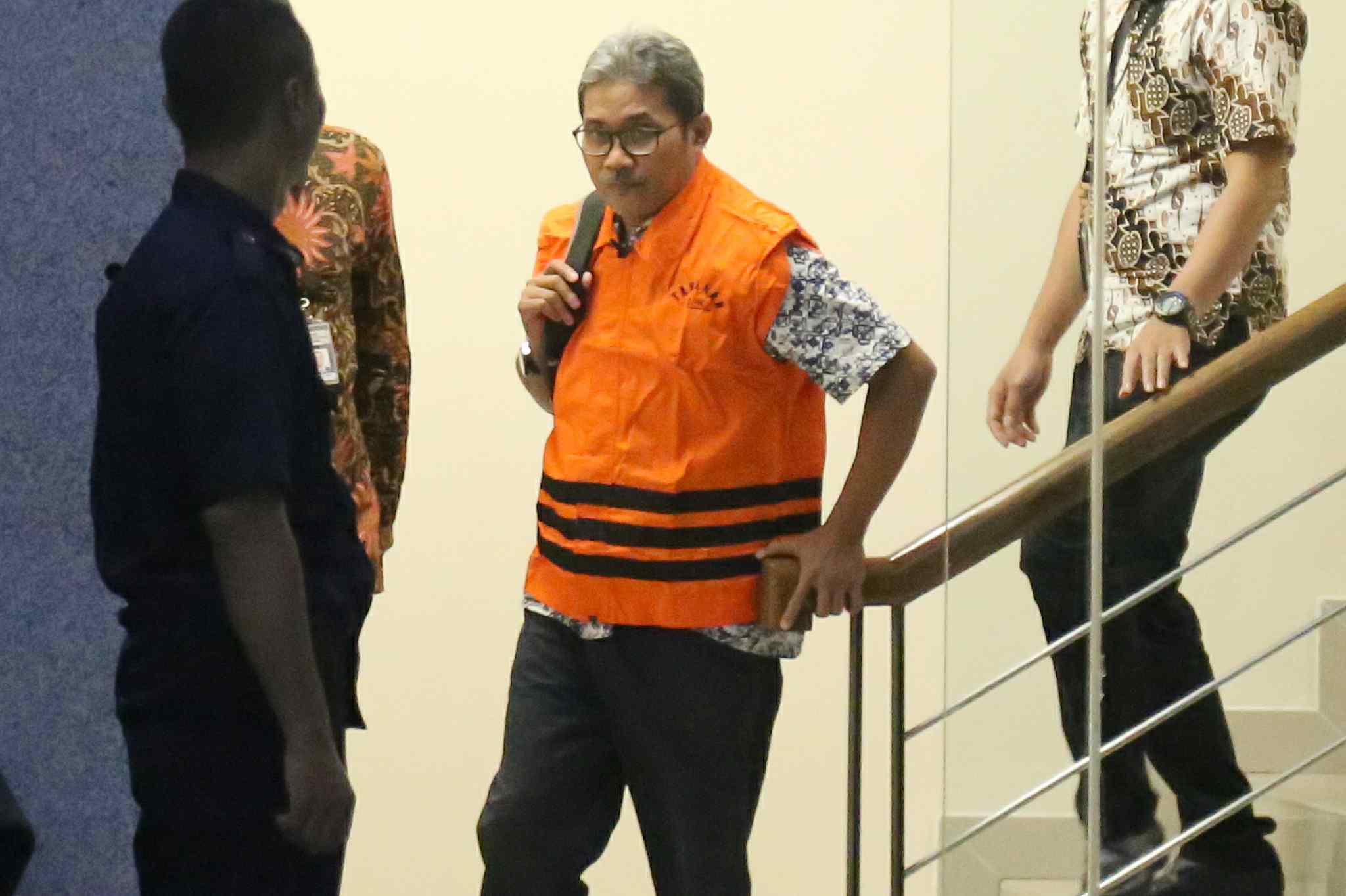 Perantara Suap Kasus Operasi Tangkap Tangan Agus Nugroho keluar menggunakan rompi oranye Komisi Pemberantasan Korupsi (KPK) resmi ditahan usai diperiksa di gedung KPK, Jakarta, Jumat (31/3) malam. Agus diduga sebagai perantara suap untuk Dirut PT PAL M. Firmansyah Arifin. Agus ditahan di rutan Polres Jakarta Timur. AKTUAL/Tino Oktaviano