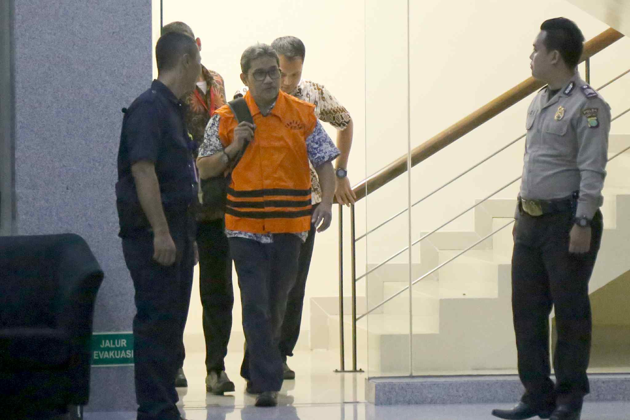 Perantara Suap Kasus Operasi Tangkap Tangan Agus Nugroho keluar menggunakan rompi oranye Komisi Pemberantasan Korupsi (KPK) resmi ditahan usai diperiksa di gedung KPK, Jakarta, Jumat (31/3) malam. Agus diduga sebagai perantara suap untuk Dirut PT PAL M. Firmansyah Arifin. Agus ditahan di rutan Polres Jakarta Timur. AKTUAL/Tino Oktaviano