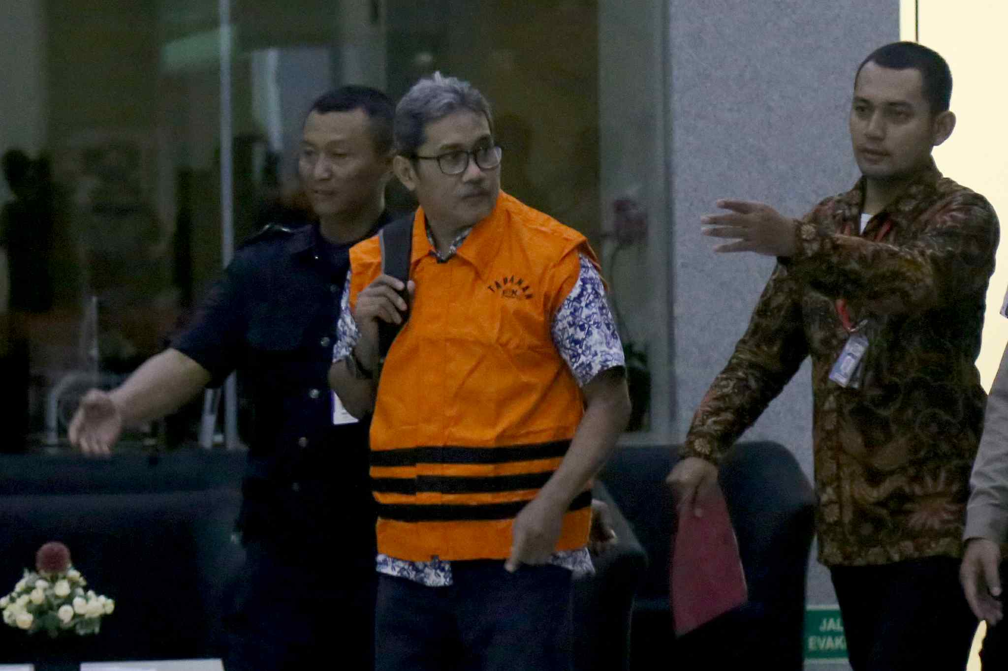 Perantara Suap Kasus Operasi Tangkap Tangan Agus Nugroho keluar menggunakan rompi oranye Komisi Pemberantasan Korupsi (KPK) resmi ditahan usai diperiksa di gedung KPK, Jakarta, Jumat (31/3) malam. Agus diduga sebagai perantara suap untuk Dirut PT PAL M. Firmansyah Arifin. Agus ditahan di rutan Polres Jakarta Timur. AKTUAL/Tino Oktaviano