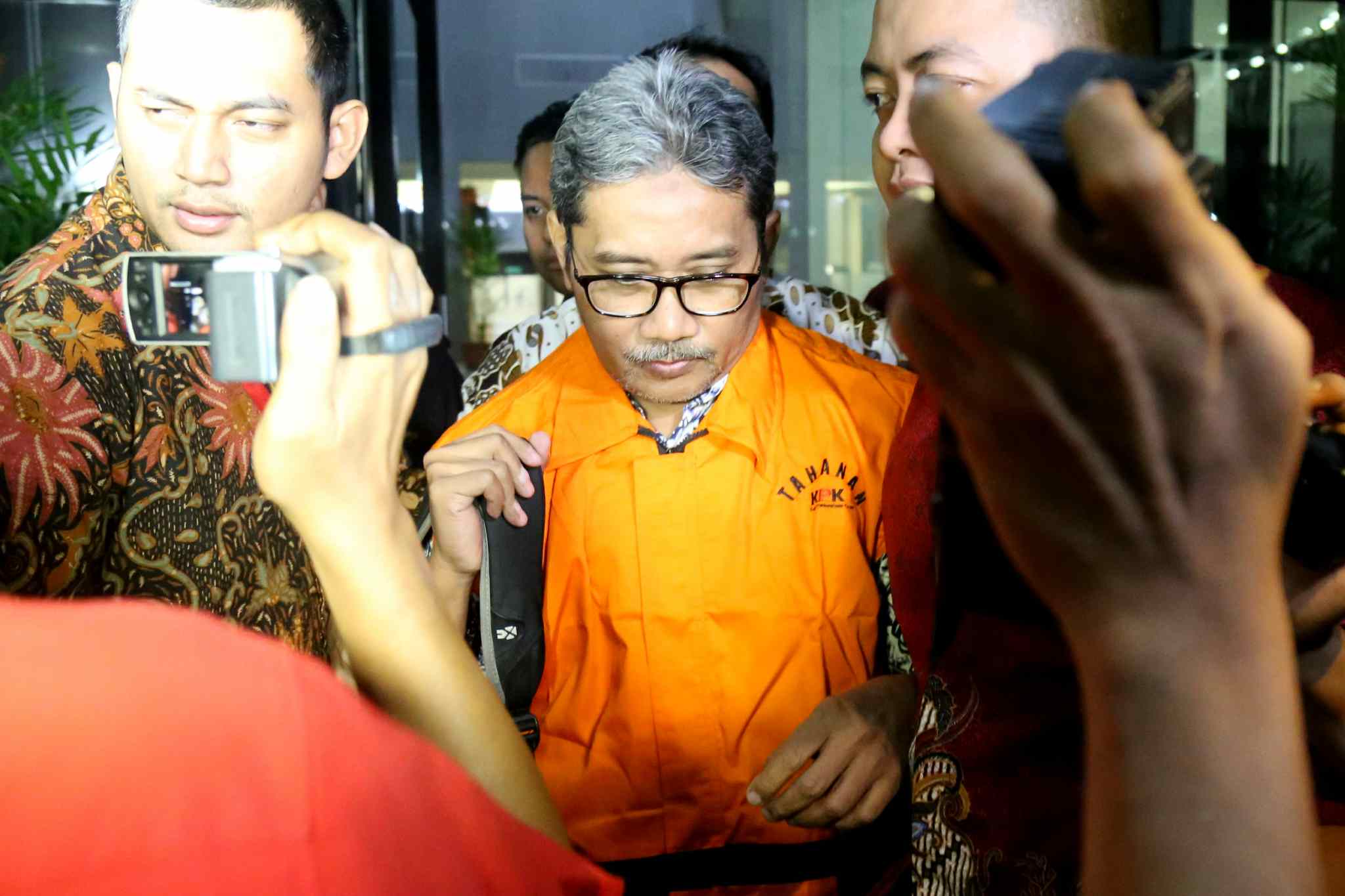 Perantara Suap Kasus Operasi Tangkap Tangan Agus Nugroho keluar menggunakan rompi oranye Komisi Pemberantasan Korupsi (KPK) resmi ditahan usai diperiksa di gedung KPK, Jakarta, Jumat (31/3) malam. Agus diduga sebagai perantara suap untuk Dirut PT PAL M. Firmansyah Arifin. Agus ditahan di rutan Polres Jakarta Timur. AKTUAL/Tino Oktaviano