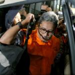 Perantara Suap Kasus Operasi Tangkap Tangan Agus Nugroho keluar menggunakan rompi oranye Komisi Pemberantasan Korupsi (KPK) resmi ditahan usai diperiksa di gedung KPK, Jakarta, Jumat (31/3) malam. Agus diduga sebagai perantara suap untuk Dirut PT PAL M. Firmansyah Arifin. Agus ditahan di rutan Polres Jakarta Timur. AKTUAL/Tino Oktaviano