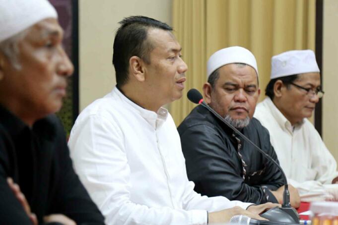 Kuasa Hukum KH Muhammad Al Khaththath, Kapitra didampingi Pembina GNPF MUI Jakarta, KH Abdul Rasyid dan Anggota Tim Pengacara Muslim (TPM), Achmad Michdan saat konferensi pers 