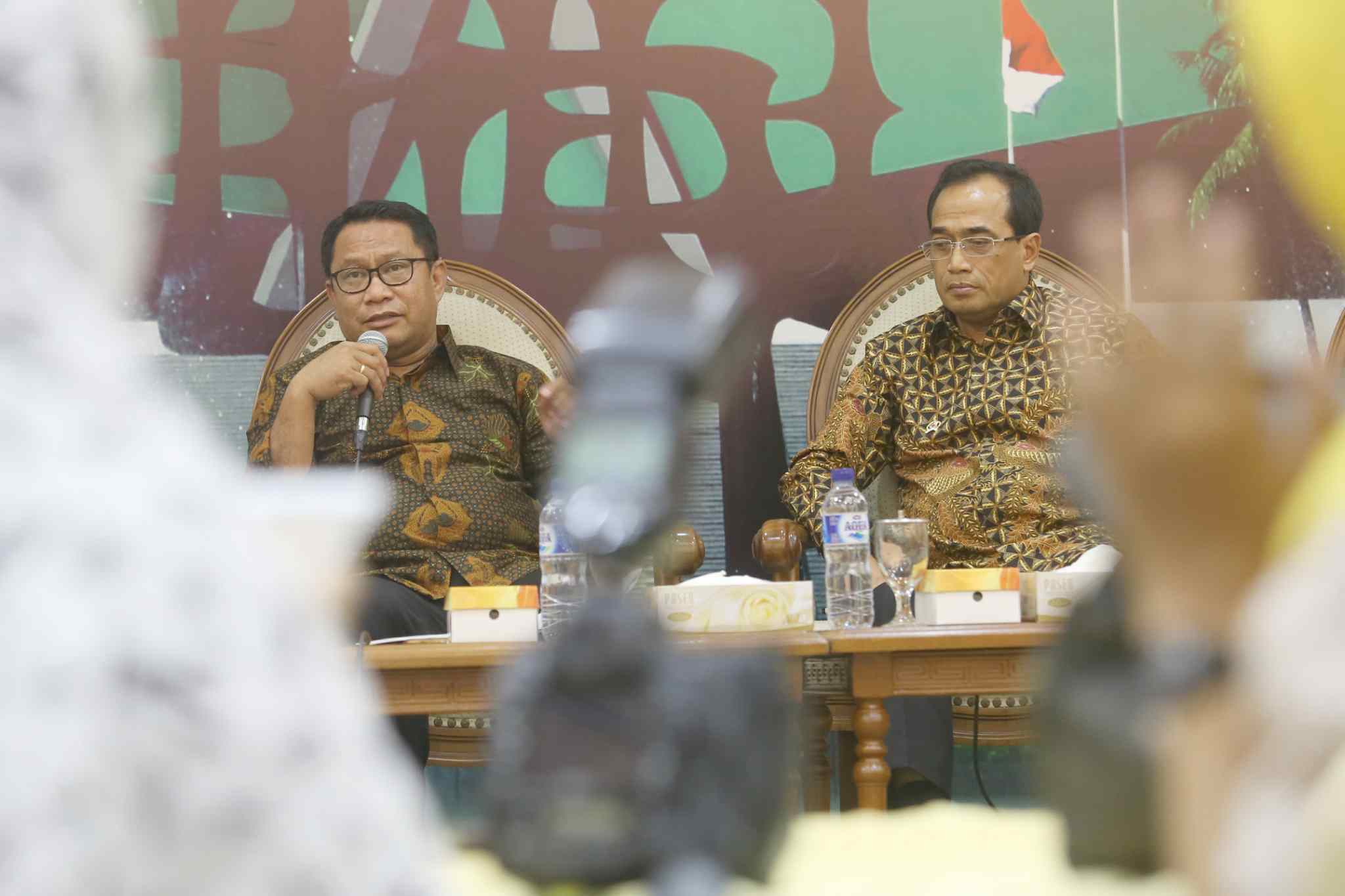Menteri Perhubungan Budi Karya Sumadi didampingi Ketua Komisi V DPR dari Fraksi Gerindra Fary Djamy Francis saat diskusi Forum Legislasi dengan tema 'Revisi UU LLAJ Solusi Konkrit bagi Angkutan Umum' di ruang press room DPR, Jakarta, Selasa (4/4). Seiring berkembangnya teknologi dan kebutuhan masyarakat, kini ojek online semakin mendapat tempat di tengah masyarakat. Di sisi lain, keberadaan dalam operasionalnya masih dianggap ilegal. Maka Undang-Undang Nomor 22 Tahun 2009 ini harus kita revisi ketika kita legalkan roda dua jadi angkutan umum. AKTUAL/Tino Oktaviano