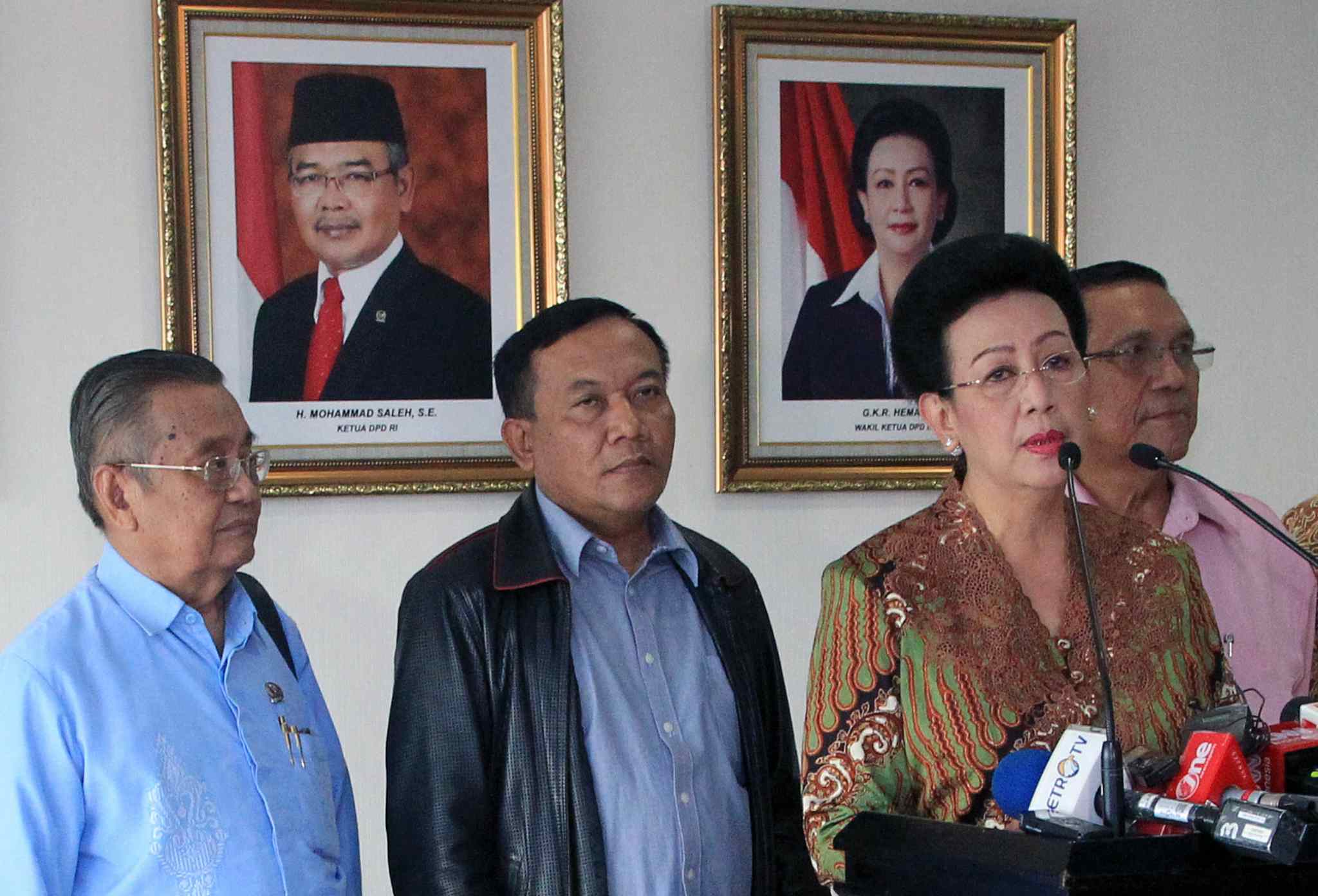 Wakil Ketua Dewan Perwakilan Rakyat (DPD) RI periode 2014-2019 Gusti Kanjeng Ratu Hemas menegaskan terpilihnya Oesman Sapta Odang (OSO) sebagai Ketua DPD tidak sah di Kompleks Parlemen, Jakarta, Selasa (4/4). Terpilihnya OSO melanggar putusan Mahkamah Agung (MA), Hemas juga yakin MA tidak akan melantik OSO sebagai Ketua DPD RI yang baru. Hemas juga menyayangkan DPD RI saat ini tidak tunduk pada konstitusi dan Undang-Undang.‎ AKTUAL/HO