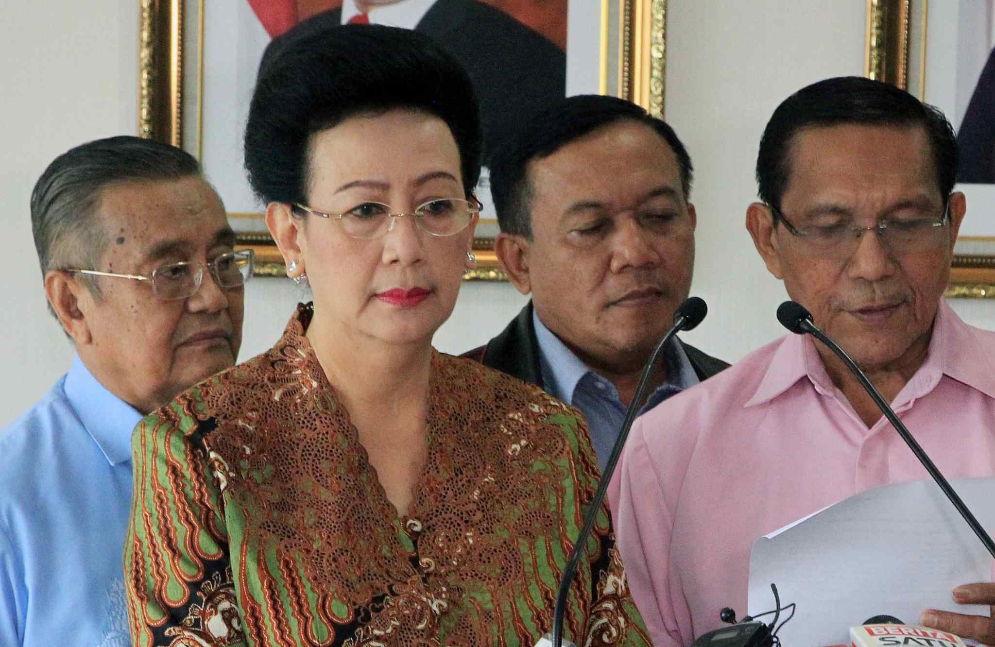 Wakil Ketua Dewan Perwakilan Rakyat (DPD) RI periode 2014-2019 Gusti Kanjeng Ratu Hemas menegaskan terpilihnya Oesman Sapta Odang (OSO) sebagai Ketua DPD tidak sah di Kompleks Parlemen, Jakarta, Selasa (4/4). Terpilihnya OSO melanggar putusan Mahkamah Agung (MA), Hemas juga yakin MA tidak akan melantik OSO sebagai Ketua DPD RI yang baru. Hemas juga menyayangkan DPD RI saat ini tidak tunduk pada konstitusi dan Undang-Undang.‎ AKTUAL/HO