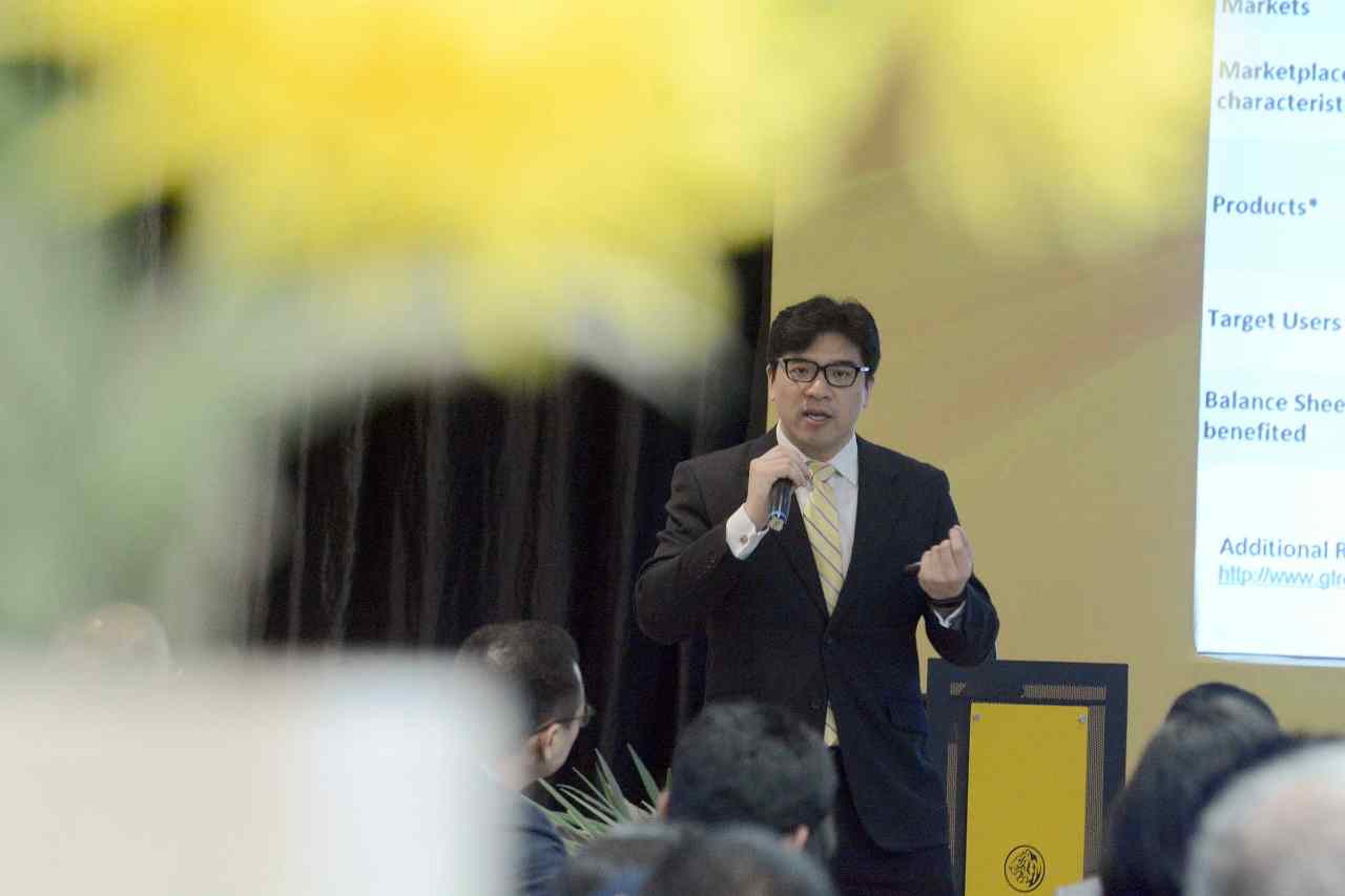 Presiden Direktur PT Bank Maybank Indonesia Tbk (Maybank Indonesia) Taswin Zakaria (kedua kanan) membuka workshop Capital & Credit Risk Distribution bersama CEO & Founder Tin Hill Capital & Immediate Past Chairman of the International Chamber of Commerce (ICC) Banking Commission Tan Kah Chye (kedua kiri) dan Partner, Trade Finance Team, Markham Rae LLP Luigi La Ferla (kanan) dan CEO, CCR Manager Pte Ltd, Man Ka Kit (kiri) di Kantor Pusat Maybank Indonesia, Jakarta, Selasa (4/4). Workshop yang diselenggarakan Maybank Indonesia bekerja sama dengan Tin Hill Capital ini bertujuan untuk berbagi pembangunan dan tren global trade finance, perkembangan regulasi global dan dampak potensial terhadap bisnis trade finance serta manajemen risiko, cost of capital, dan tantangan cost of funding yang dihadapi trade finance Banks. AKTUAL/Eko S Hilman