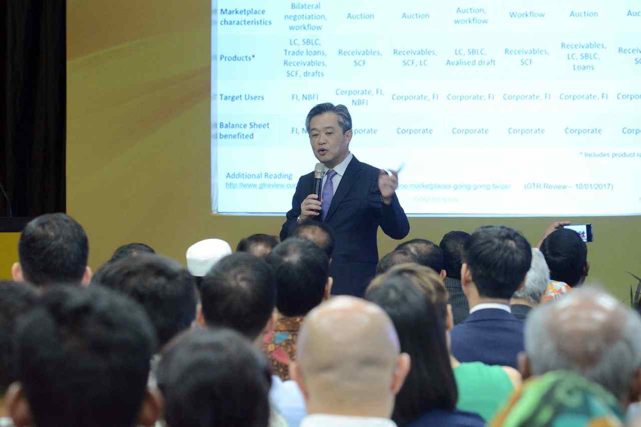 Presiden Direktur PT Bank Maybank Indonesia Tbk (Maybank Indonesia) Taswin Zakaria (kedua kanan) membuka workshop Capital & Credit Risk Distribution bersama CEO & Founder Tin Hill Capital & Immediate Past Chairman of the International Chamber of Commerce (ICC) Banking Commission Tan Kah Chye (kedua kiri) dan Partner, Trade Finance Team, Markham Rae LLP Luigi La Ferla (kanan) dan CEO, CCR Manager Pte Ltd, Man Ka Kit (kiri) di Kantor Pusat Maybank Indonesia, Jakarta, Selasa (4/4). Workshop yang diselenggarakan Maybank Indonesia bekerja sama dengan Tin Hill Capital ini bertujuan untuk berbagi pembangunan dan tren global trade finance, perkembangan regulasi global dan dampak potensial terhadap bisnis trade finance serta manajemen risiko, cost of capital, dan tantangan cost of funding yang dihadapi trade finance Banks. AKTUAL/Eko S Hilman