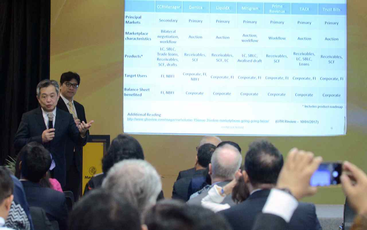 Presiden Direktur PT Bank Maybank Indonesia Tbk (Maybank Indonesia) Taswin Zakaria (kedua kanan) membuka workshop Capital & Credit Risk Distribution bersama CEO & Founder Tin Hill Capital & Immediate Past Chairman of the International Chamber of Commerce (ICC) Banking Commission Tan Kah Chye (kedua kiri) dan Partner, Trade Finance Team, Markham Rae LLP Luigi La Ferla (kanan) dan CEO, CCR Manager Pte Ltd, Man Ka Kit (kiri) di Kantor Pusat Maybank Indonesia, Jakarta, Selasa (4/4). Workshop yang diselenggarakan Maybank Indonesia bekerja sama dengan Tin Hill Capital ini bertujuan untuk berbagi pembangunan dan tren global trade finance, perkembangan regulasi global dan dampak potensial terhadap bisnis trade finance serta manajemen risiko, cost of capital, dan tantangan cost of funding yang dihadapi trade finance Banks. AKTUAL/Eko S Hilman