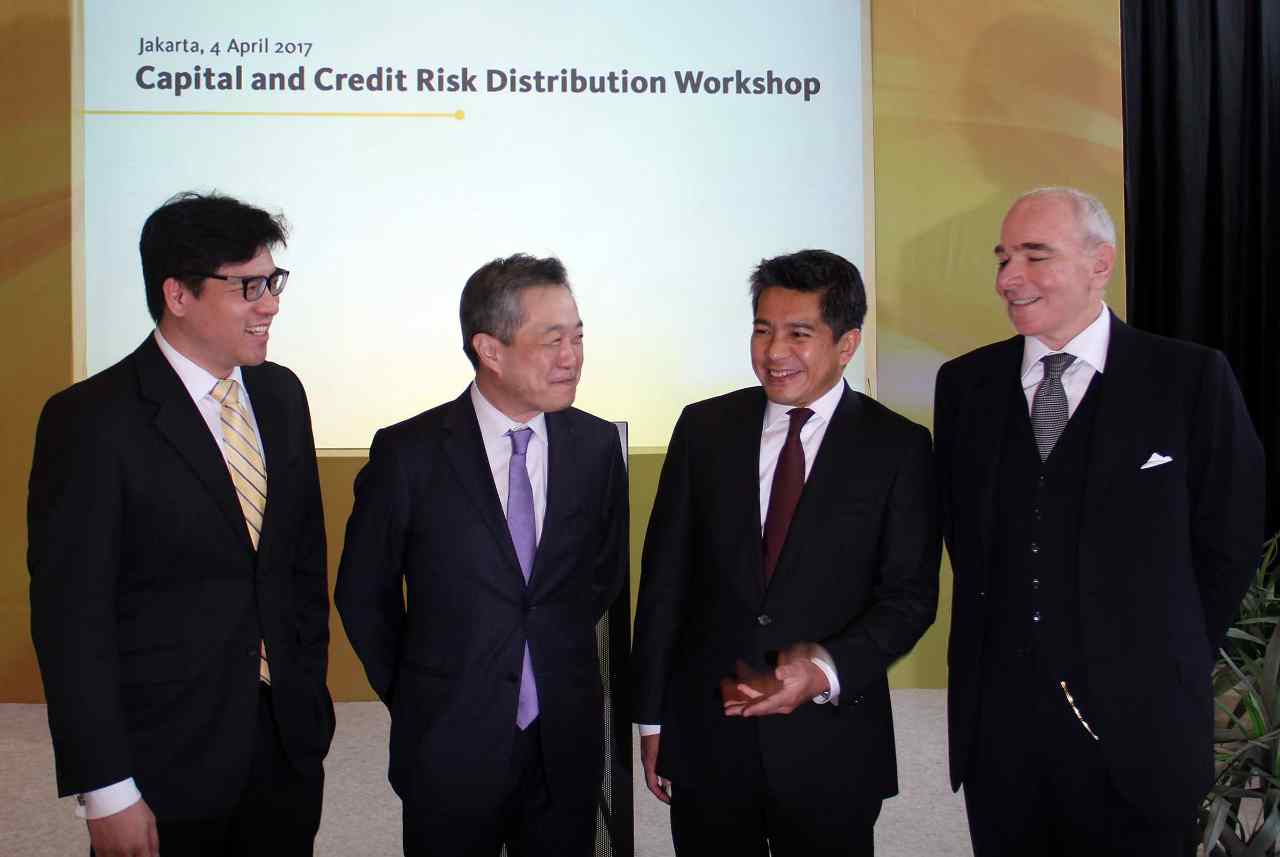 Presiden Direktur PT Bank Maybank Indonesia Tbk (Maybank Indonesia) Taswin Zakaria (kedua kanan) membuka workshop Capital & Credit Risk Distribution bersama CEO & Founder Tin Hill Capital & Immediate Past Chairman of the International Chamber of Commerce (ICC) Banking Commission Tan Kah Chye (kedua kiri) dan Partner, Trade Finance Team, Markham Rae LLP Luigi La Ferla (kanan) dan CEO, CCR Manager Pte Ltd, Man Ka Kit (kiri) di Kantor Pusat Maybank Indonesia, Jakarta, Selasa (4/4). Workshop yang diselenggarakan Maybank Indonesia bekerja sama dengan Tin Hill Capital ini bertujuan untuk berbagi pembangunan dan tren global trade finance, perkembangan regulasi global dan dampak potensial terhadap bisnis trade finance serta manajemen risiko, cost of capital, dan tantangan cost of funding yang dihadapi trade finance Banks. AKTUAL/Eko S Hilman