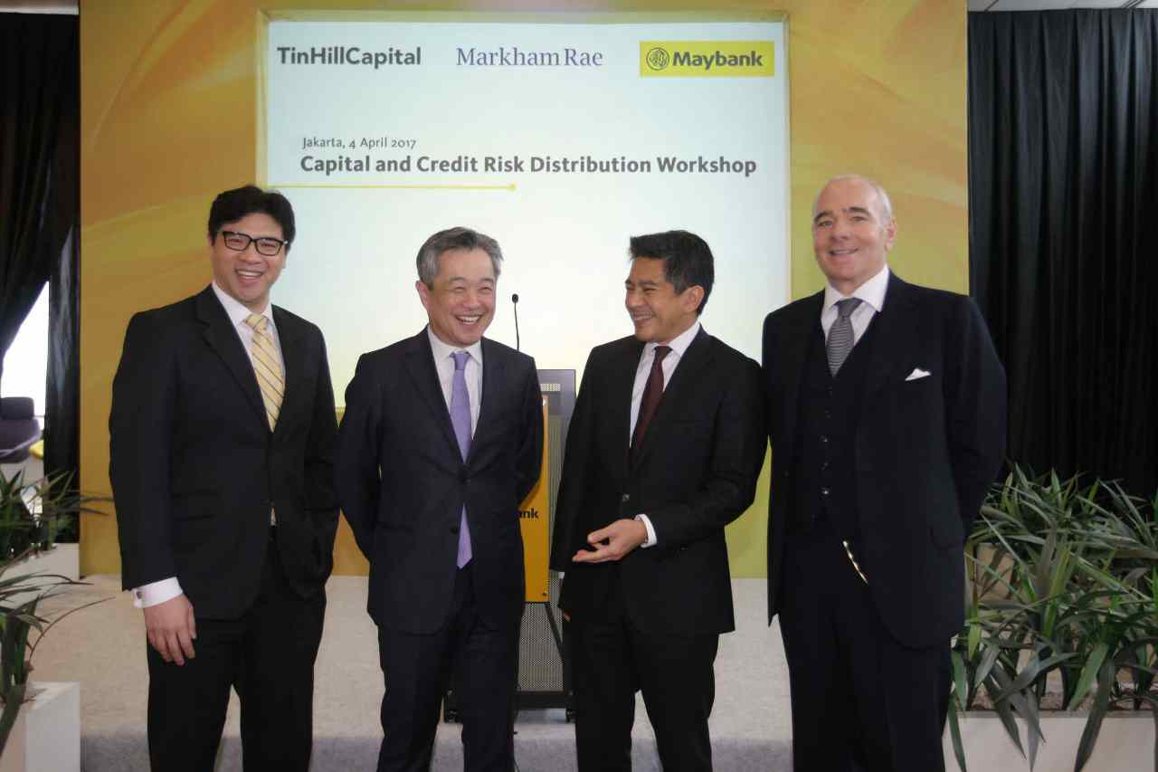 Presiden Direktur PT Bank Maybank Indonesia Tbk (Maybank Indonesia) Taswin Zakaria (kedua kanan) membuka workshop Capital & Credit Risk Distribution bersama CEO & Founder Tin Hill Capital & Immediate Past Chairman of the International Chamber of Commerce (ICC) Banking Commission Tan Kah Chye (kedua kiri) dan Partner, Trade Finance Team, Markham Rae LLP Luigi La Ferla (kanan) dan CEO, CCR Manager Pte Ltd, Man Ka Kit (kiri) di Kantor Pusat Maybank Indonesia, Jakarta, Selasa (4/4). Workshop yang diselenggarakan Maybank Indonesia bekerja sama dengan Tin Hill Capital ini bertujuan untuk berbagi pembangunan dan tren global trade finance, perkembangan regulasi global dan dampak potensial terhadap bisnis trade finance serta manajemen risiko, cost of capital, dan tantangan cost of funding yang dihadapi trade finance Banks. AKTUAL/Eko S Hilman