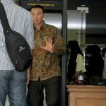 Terdakwa Penodaan Agama Basuki Tjahaja Purnama (Ahok) keluar usai mengikuti sidang di Auditorium Kementan, Jalan RM Harsono, Ragunan, Jaksel, Selasa (11/4). Sidang tersebut ditunda karena jaksa penuntut umum mengaku belum siap dengan surat tuntutan. AKTUAL/Tino Oktaviano