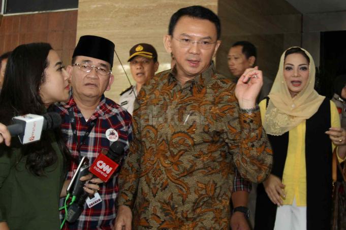 Terdakwa Penodaan Agama Basuki Tjahaja Purnama (Ahok) keluar usai mengikuti sidang di Auditorium Kementan, Jalan RM Harsono, Ragunan, Jaksel, Selasa (11/4). Sidang tersebut ditunda karena jaksa penuntut umum mengaku belum siap dengan surat tuntutan. AKTUAL/Tino Oktaviano