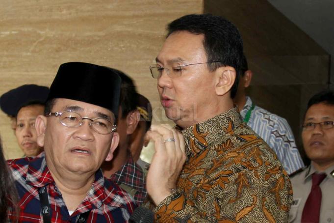 Terdakwa Penodaan Agama Basuki Tjahaja Purnama (Ahok) keluar usai mengikuti sidang di Auditorium Kementan, Jalan RM Harsono, Ragunan, Jaksel, Selasa (11/4). Sidang tersebut ditunda karena jaksa penuntut umum mengaku belum siap dengan surat tuntutan. AKTUAL/Tino Oktaviano