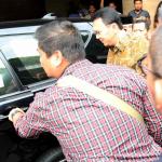 Terdakwa Penodaan Agama Basuki Tjahaja Purnama (Ahok) keluar usai mengikuti sidang di Auditorium Kementan, Jalan RM Harsono, Ragunan, Jaksel, Selasa (11/4). Sidang tersebut ditunda karena jaksa penuntut umum mengaku belum siap dengan surat tuntutan. AKTUAL/Tino Oktaviano