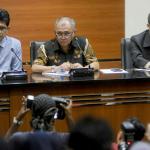 Ketua Komisi Pemberantasan Korupsi (KPK) Agus Rahardjo (tengah) didampingi Wakil Ketua KPK Laode Muhammad Syarif (kiri) dan Alexander Marwata saat jumpa pers di Gedung KPK, Kuningan, Jakarta Selatan, Selasa (11/4). Pimpinan KPK menegaskan teror yang menimpa penyidik senior Novel Baswedan tidak akan menyurutkan semangat untuk memberantas dan meneruskan kasus korupsi yang sedang ditangani. Sebaliknya, lembaga antirasuah akan terus berjuang untuk menuntaskan kasus korupsi. AKTUAL/Tino Oktaviano