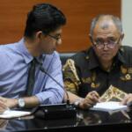 Ketua Komisi Pemberantasan Korupsi (KPK) Agus Rahardjo (tengah) didampingi Wakil Ketua KPK Laode Muhammad Syarif (kiri) dan Alexander Marwata saat jumpa pers di Gedung KPK, Kuningan, Jakarta Selatan, Selasa (11/4). Pimpinan KPK menegaskan teror yang menimpa penyidik senior Novel Baswedan tidak akan menyurutkan semangat untuk memberantas dan meneruskan kasus korupsi yang sedang ditangani. Sebaliknya, lembaga antirasuah akan terus berjuang untuk menuntaskan kasus korupsi. AKTUAL/Tino Oktaviano